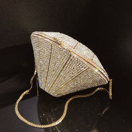 Three-dimensional diamond shape handbags