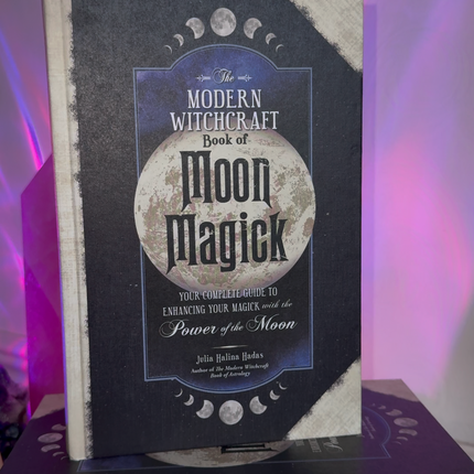 The Modern Witchcraft Book Of Moon Magick - Julia Halina Hadas