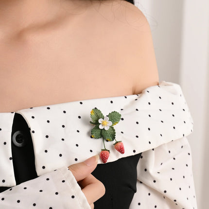 🍓 Berry Sweet Summer Strawberry Micro Crochet Brooch